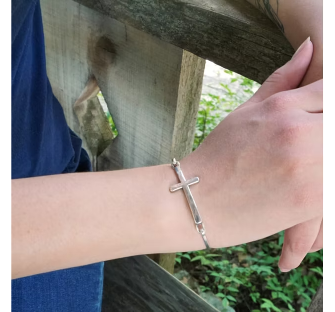 Horizon Cross Hook-On Bracelet
