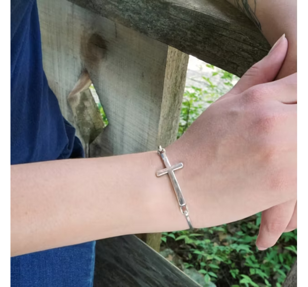 Horizon Cross Hook-On Bracelet